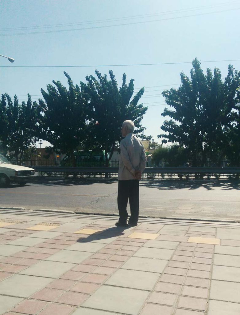 عکاسی خیابانی کسل کننده عکس خیابانی پیر مرد ایستگاه اتوبوس انتظار