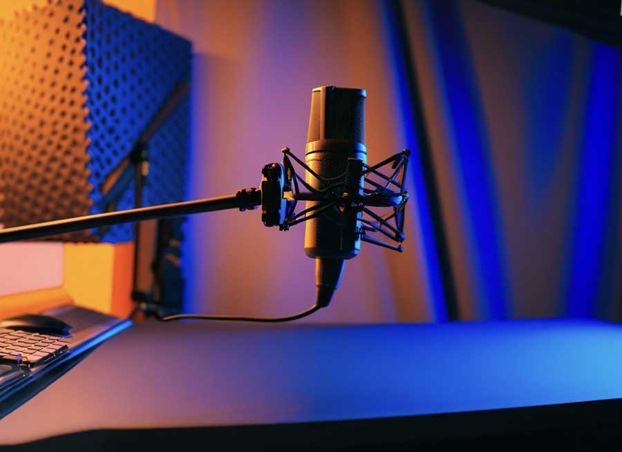 تصویر میکروفون کاندنسر استودیویی نورپردازی آبی و نارنجی با هوش مصنوعی